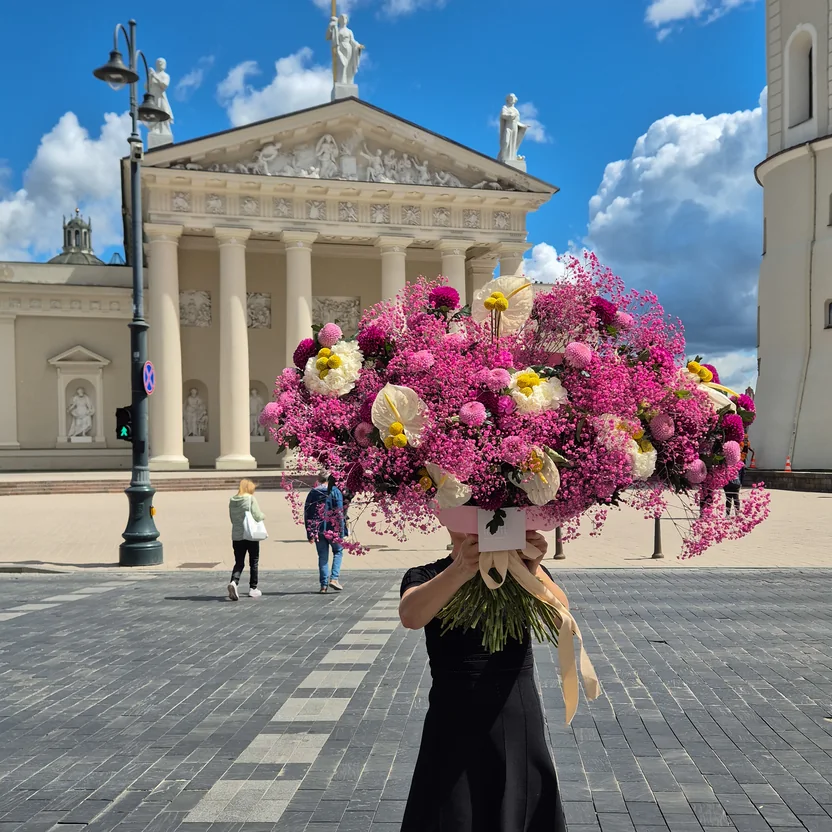 Ryški rožinė Flowers and Lovers puokštė prie Vilniaus Katedros