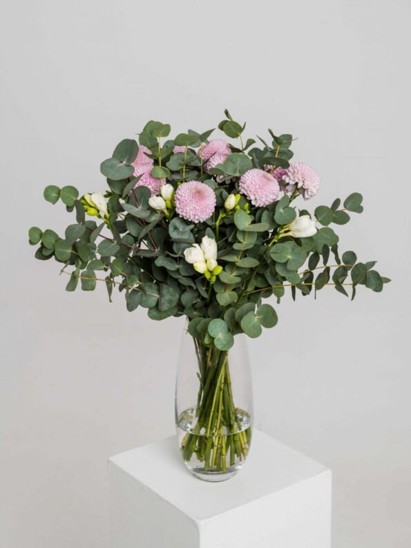 Gėlių puokštė iš chrizantemų momoko ir eukaliptų