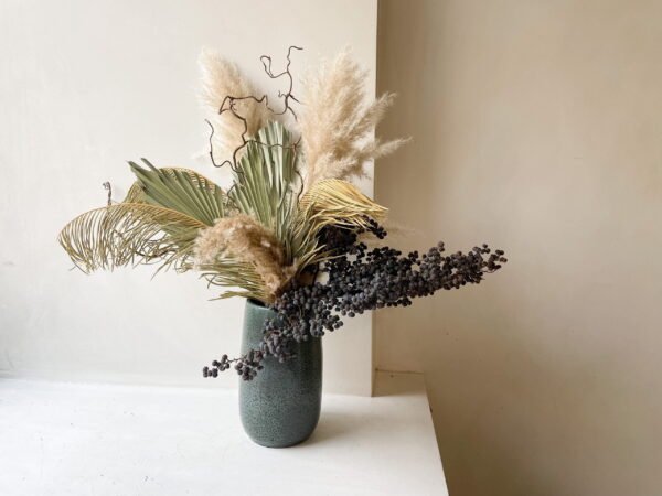 Bouquet of strawberries + tall clay vase Havana
