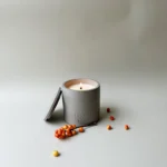 Pilka rankų darbo žvakė